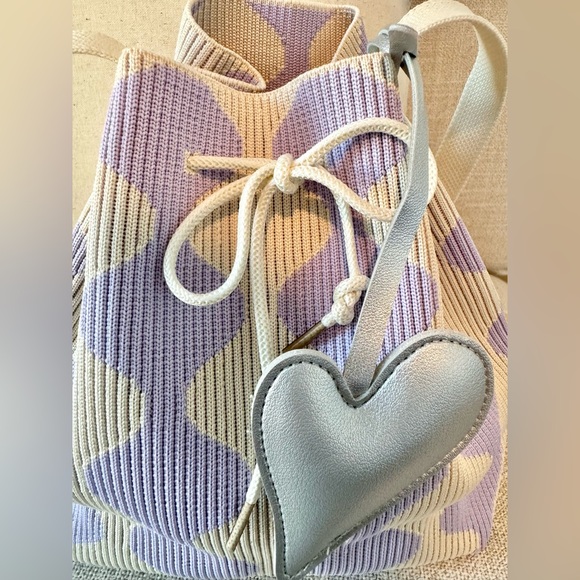 New 70s Vibe Purple & Cream Bucket Bag Handbag Purse w/ Heart Purse Charm - Picture 3 of 9